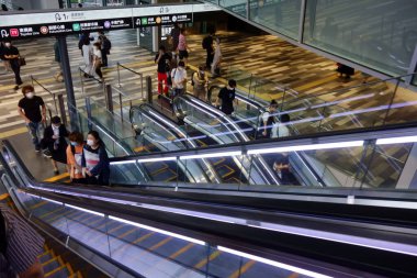 Yürüyen merdiven, şık ve güzel alışveriş merkezleri doğrudan metroya bağlı.