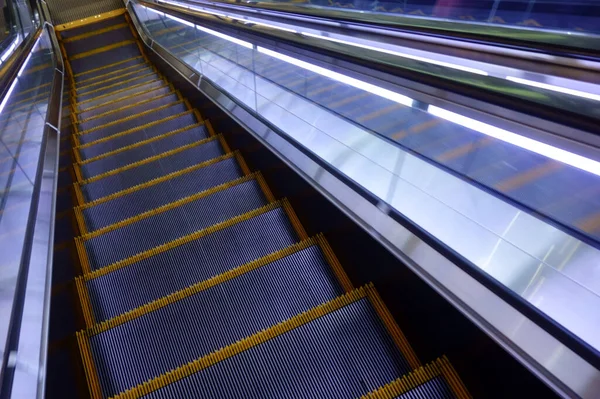 Rolltreppe Modisches Und Nettes Einkaufszentrum Das Direkt Mit Der Bahn — Stockfoto
