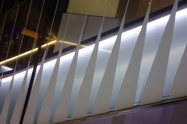 Yürüyen merdiven, şık ve güzel alışveriş merkezleri doğrudan metroya bağlı.