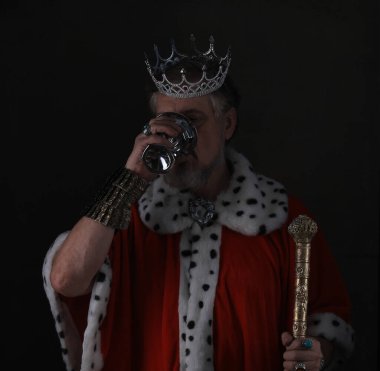  Sakallı bir ortaçağ kralının portresi