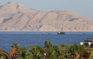 Batık gemi Mısır 'da denizde suyun dışında kalıyor.