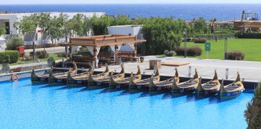 Mısır, Sharm El Sheikh, 04.09.2025: Tatil köyündeki ahşap zevk tekneleri