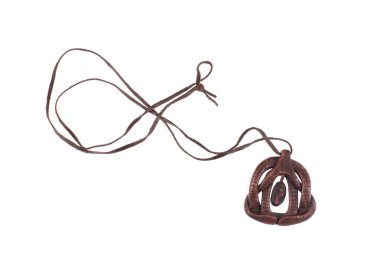 Beyaz arka planda izole edilmiş antik ahşap kolye