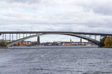 Stockholm köprüsüyle cityscape arka plan üzerinde