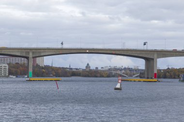 Stockholm köprüsüyle cityscape arka plan üzerinde