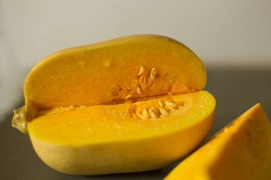 Kabak dilim masa üzerinde Kapat