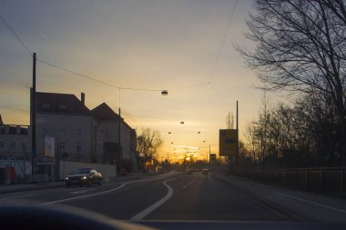 yol işaret ve araçlar ile Kavşağı'nda yükselen güneş