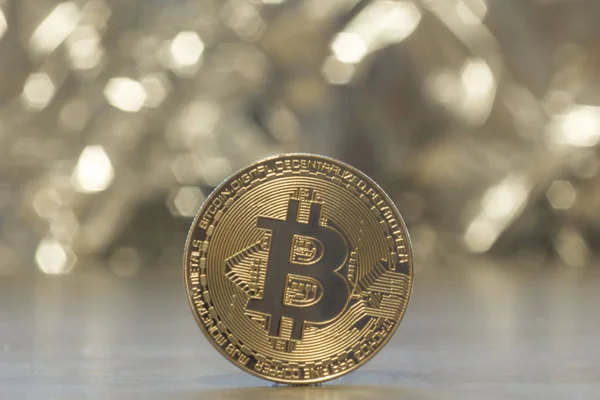 Bitcoin gri arka plan üzerinde yakın çekim