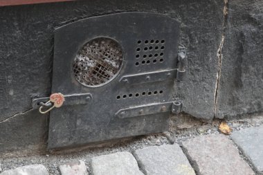 MIT einem Schloss gesichertes altes Kellerfenster