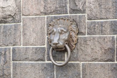 Aslan başlı mermer taş duvar