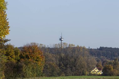 ormanda iletim kulesi, seçici odak