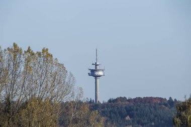 ormanda iletim kulesi, seçici odak