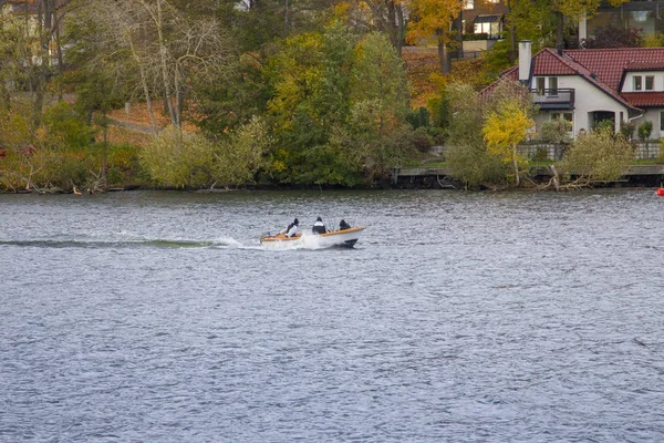 Човен Плаває Озері Восени — стокове фото