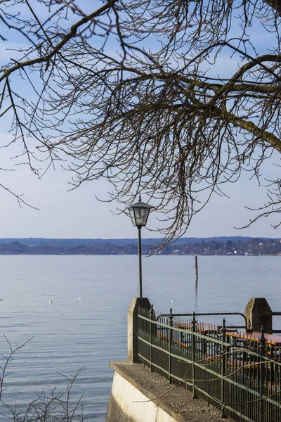 Linterna Pared Con Valla Orilla Del Lago — Foto de Stock