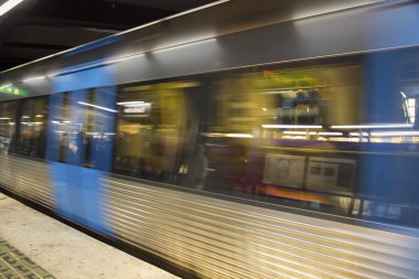 Metro geçer, bulanık hareket