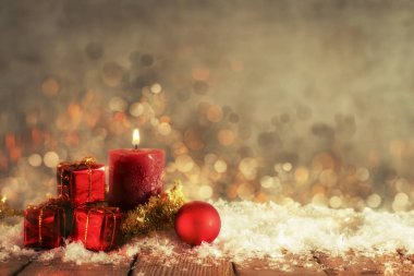 Kırmızı mum, hediye kutuları ve dekorasyon eski kağıt doku kopya alanı ile yanan Noel tebrik kartı