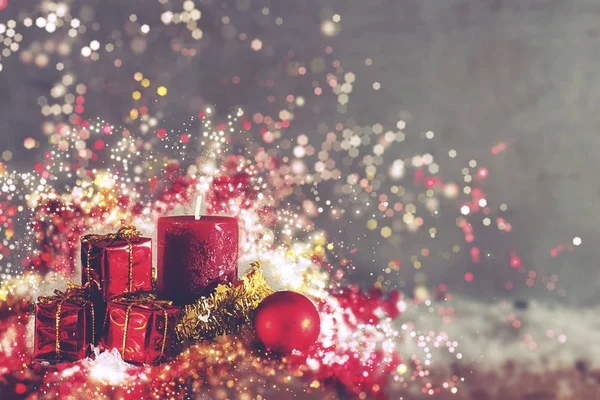 Weihnachtsgrußkarte Mit Roter Brennender Kerze Geschenkschachteln Und Dekorationen Auf Grauem — Stockfoto