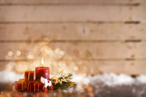 Kırmızı mum, hediye kutuları ve dekorasyon eski kağıt doku kopya alanı ile yanan Noel tebrik kartı