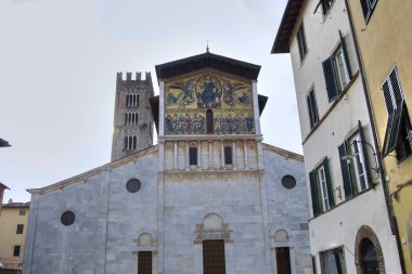 İtalyan şehri Lucca Basilica Frediano kilisede önden görünümü
