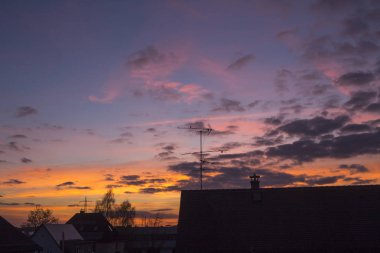 Rooftops üzerinde güzel gün batımı görünümü