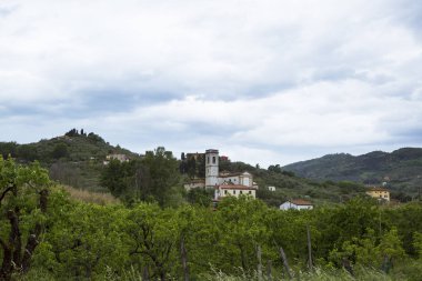 Bir bulutlu gökyüzü önünde bölgesi Tuscany dağlık bir bölgede tek ev