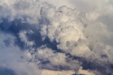 Büyük gri fırtına bulutları görünümünü