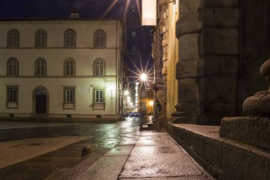 Tuscan Lucca şehir İtalya sokak aydınlatma ile gece Old Town sokaklarda