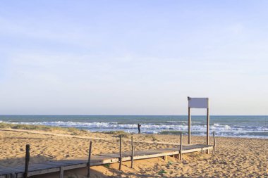 Denize açılan tabelalı köprü