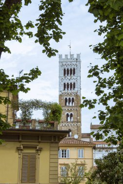 İtalyan şehri yürünebilir şehir duvardan görülen Toskana bölgesindeki Lucca Duomo Kulesi