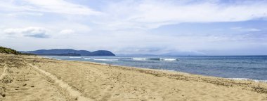 Sandy beach eyaletinin ve Toskana bölgesinin önemli deniz ile İtalya ve bulutlar gökyüzünde Rimigliano doğa parkında