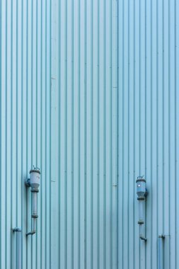 Mavi profil sac binanın cephesinde