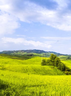 İtalyan Toskana Volterra şehir alanları ve tek yalnız ev ya da küçük köylerde yanında tepelik kırsal dağ manzarası