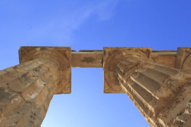 Antik Yunan tapınağı kalıntıları. Gün zaman atış