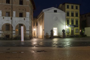 Tuscan Lucca şehir İtalya sokak aydınlatma ile gece Old Town sokaklarda