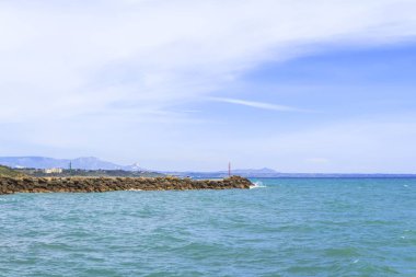 bulutlar ile gökyüzü altında denizin doğal görünümü
