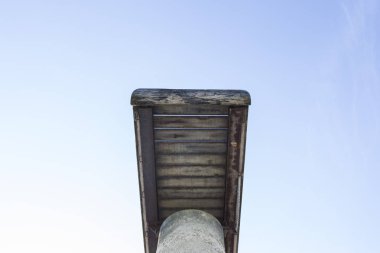 Bavyera 'daki Forgensee' de kurumuş SeeGrund 'dan bir tekne rıhtımında gökyüzüne doğru bak.