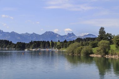 Doğal görünümünü Forggensee dağ ve göl, Almanya