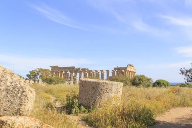 Antik Yunan tapınağı kalıntıları. Gün zaman atış
