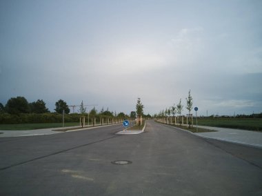 her yönde iki şeritli ve genç ağaçlar ile yeni tamamlanmış yol