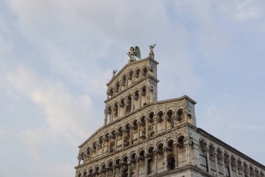 İtalyan şehri Lucca San Michele kilisede önden görünümü