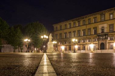 Tuscan Lucca şehir İtalya sokak aydınlatma ile gece Old Town sokaklarda