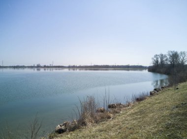 ilkbaharda yansımaları ile göl, seçici odak