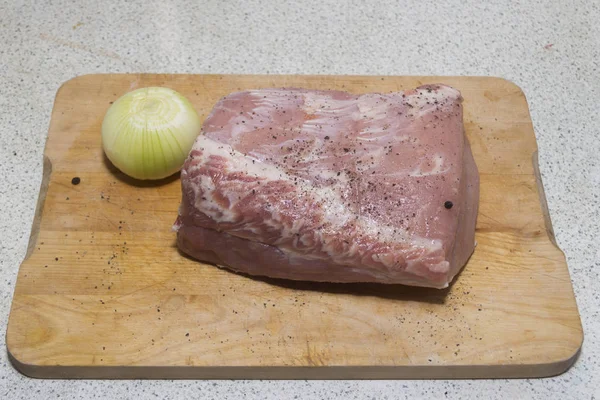 Carne Preparada Para Cozinhar Cortada Tábua Madeira Com Faca Afiada — Fotografia de Stock