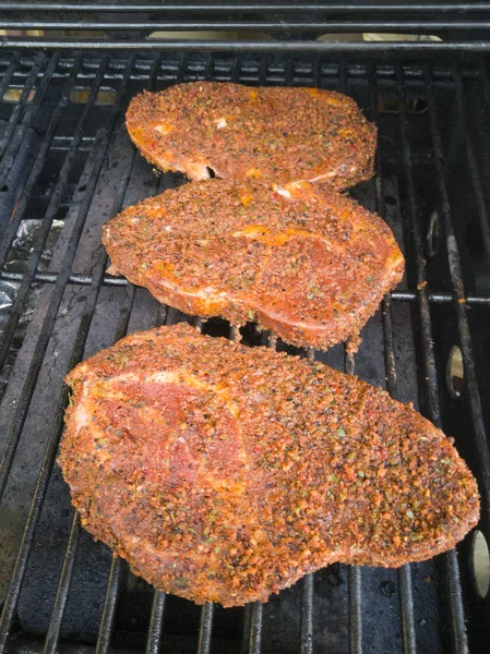 Tres Filetes Cerdo Están Con Especias Una Barbacoa Gas — Foto de Stock