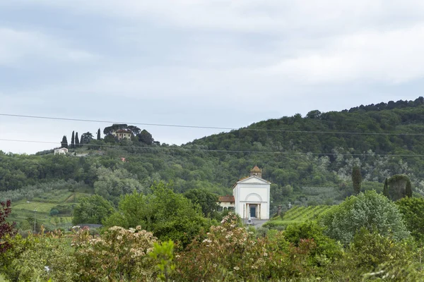 Einfamilienhaus Einer Hügeligen Gegend Der Italienischen Toskana Vor Bewölktem Himmel — Stockfoto