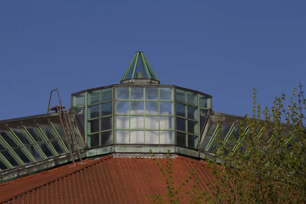 Современное Здание Кондо Огромными Окнами — стоковое фото