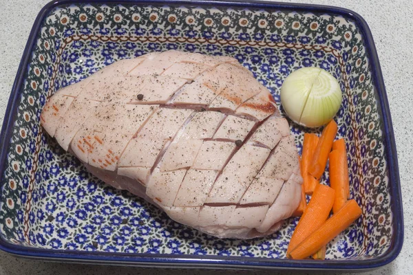 Carne Preparata Cottura Affettata Tavola Legno Con Coltello Affilato — Foto Stock