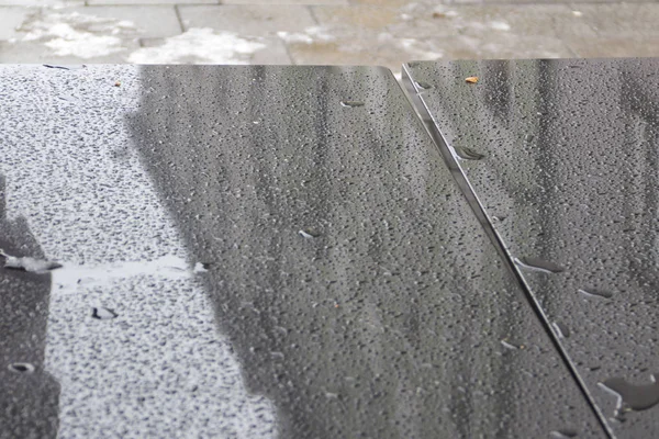 Regentropfen Auf Spiegelnder Oberfläche Des Gartentisches — Stockfoto