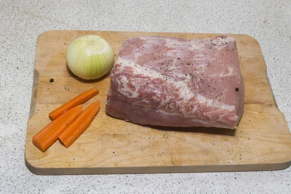 Carne Preparata Cottura Affettata Tavola Legno Con Coltello Affilato — Foto Stock