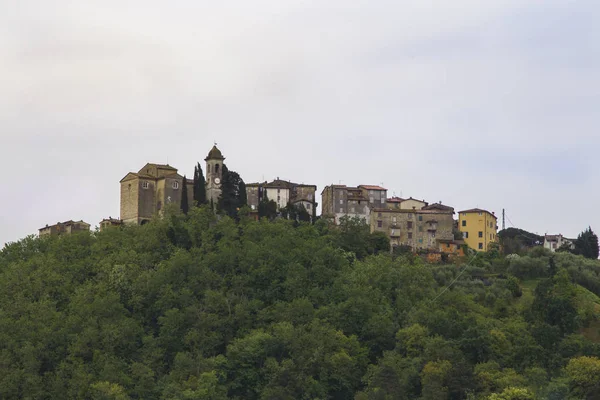 Pueblo Italiano Toscana Con Murallas Torres Una Colina Arbolada Cerca —  Fotos de Stock